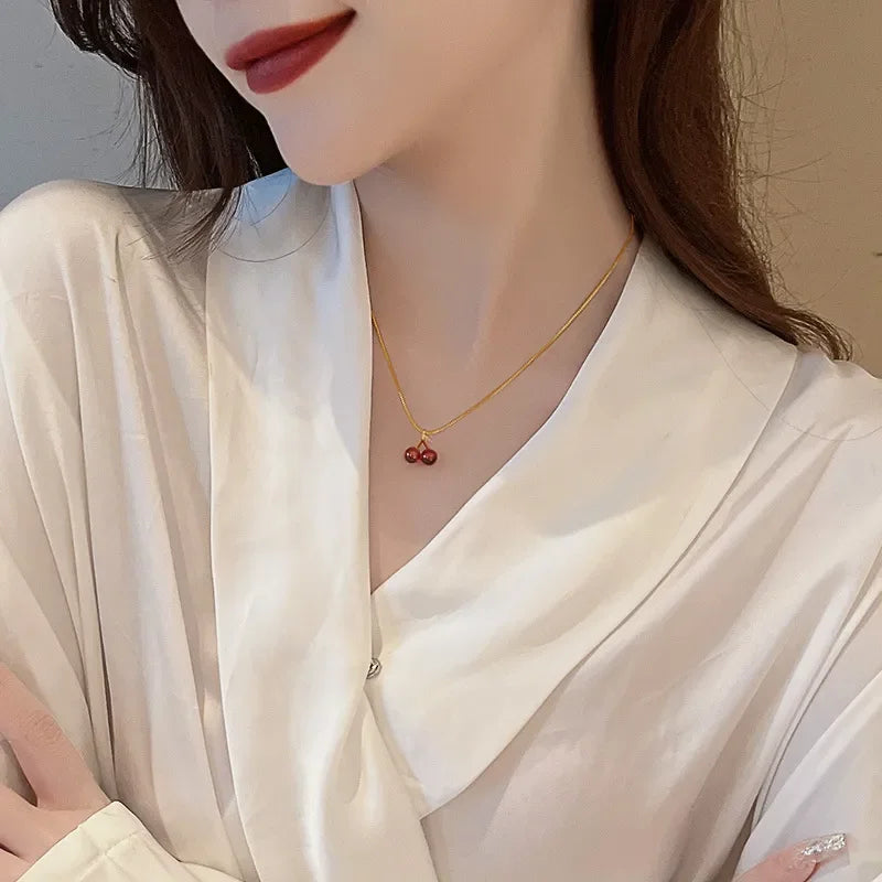 Collar Dorado con Colgante de Cerezas Rojas