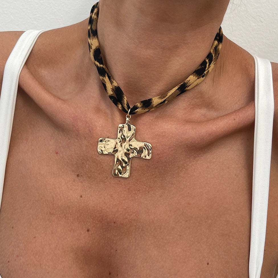 Collar Multicapa Boho con Cadena de Terciopelo