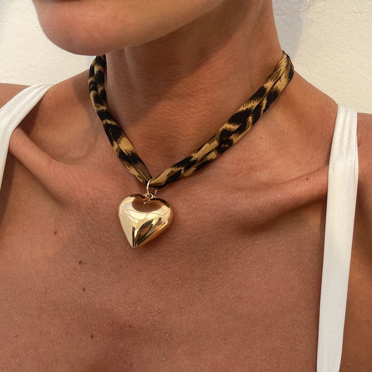 Collar Multicapa Boho con Cadena de Terciopelo
