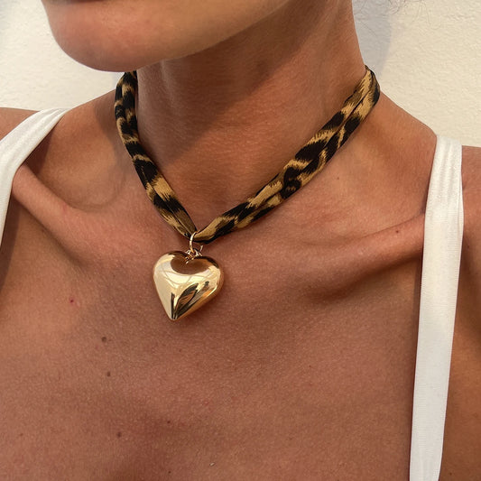 Collar Multicapa Boho con Cadena de Terciopelo