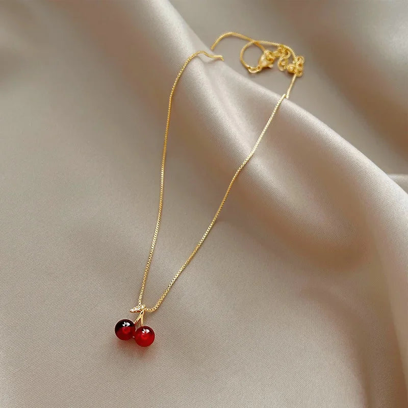 Collar Dorado con Colgante de Cerezas Rojas