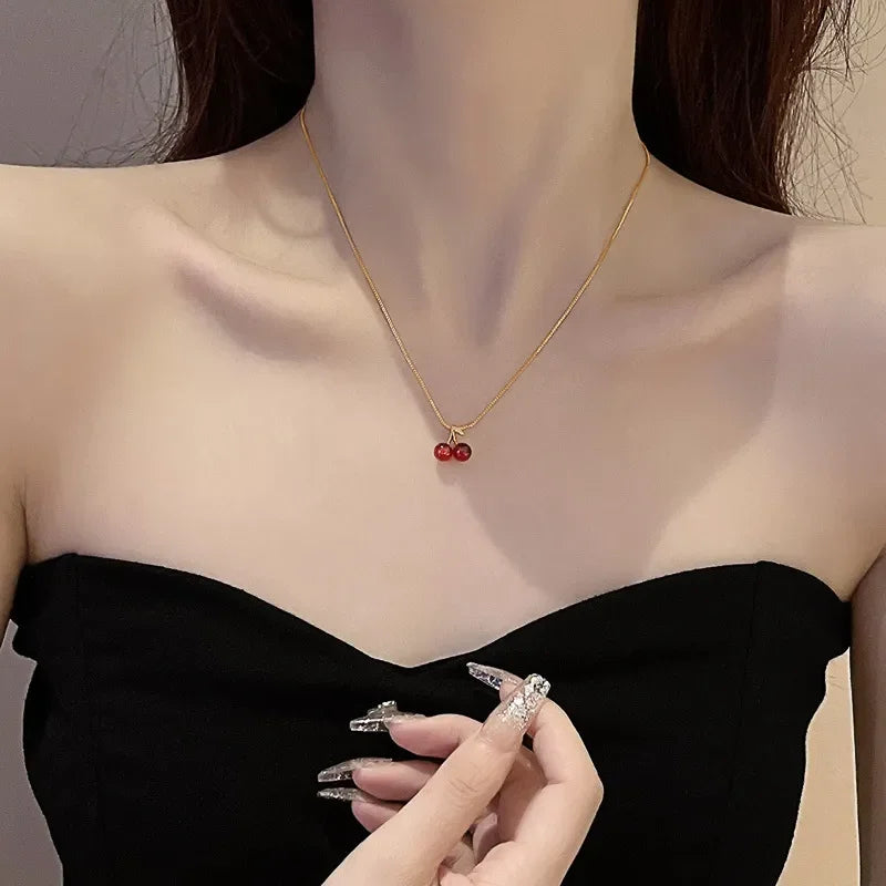 Collar Dorado con Colgante de Cerezas Rojas